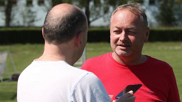 Ředitel vítězného týmu firmy Fruko-Schulz Josef Nejedlý po vítězství svého týmu v Zaměstnanecké lize ochotně odpovídal na otázky Deníku.