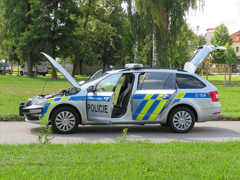 Policejní mluvčí Milan Bajcura na příměstském táboře v Českých Budějovicích nechal děti nahlédnout do policejního automobilu a vyzkoušet si mohly také brýle navozující opilost a vliv omamných a psychotropních látek.