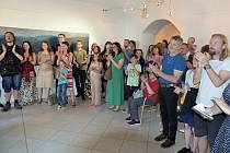 Výstavu obrazů Karla Řepy lze ve vltavotýnské galerii zhlédnout do 25. června. Při zahájení zahráli žáci ZUŠ Karla Komzáka.
