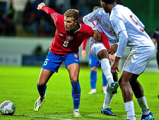 Patrik Vydra v souboji s obranou Dánů: Česko - Dánsko v kvalifikaci ME hráčů do 21 let v Č. Budějovicích 0:0.