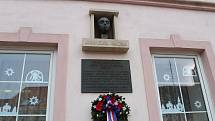 V Trhových Svinech byla 30. listopadu 2018 představena poštovní známka s portrétem JUDr. Emila Háchy, který z města pocházel. Háchova pamětní deska a busta na budově, kde žil.