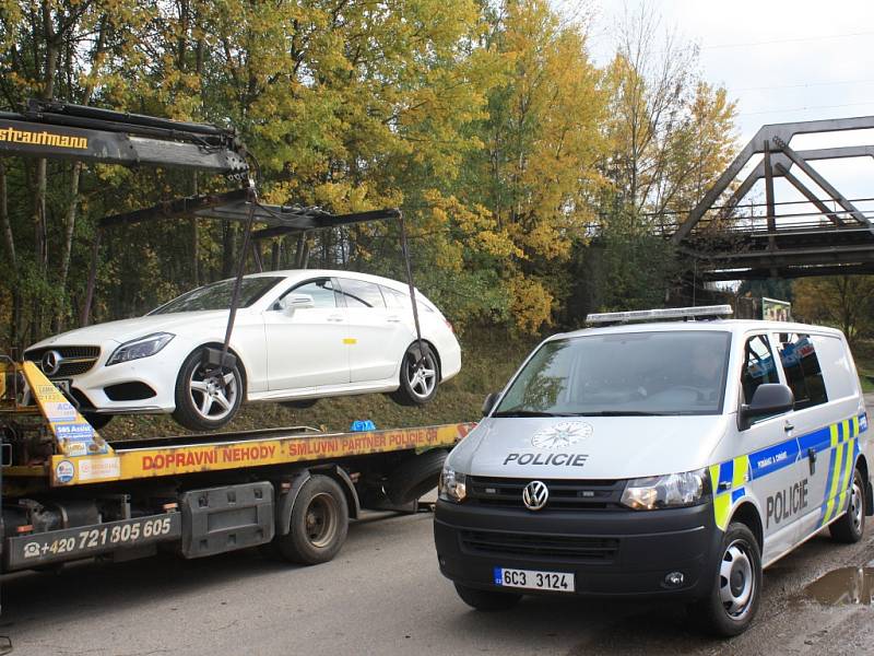 V bílém mercedesu na odstavném parkovišti u silnice E55 nedaleko Ševětína našli zraněného muže. Případ vyšetřují policisté.