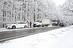 Za Dasným u odbočky na Čejkovice se srazilo v pondělí ráno pět aut při hromadné nehodě. "Větší auto, které jsme nabourali jsme měli půjčené. Jeli jsme pro novou kuchyň. Na někoho se zlobit? Na také vrstvě rozbředlého sněhu ani není divu, že jsme do sebe n