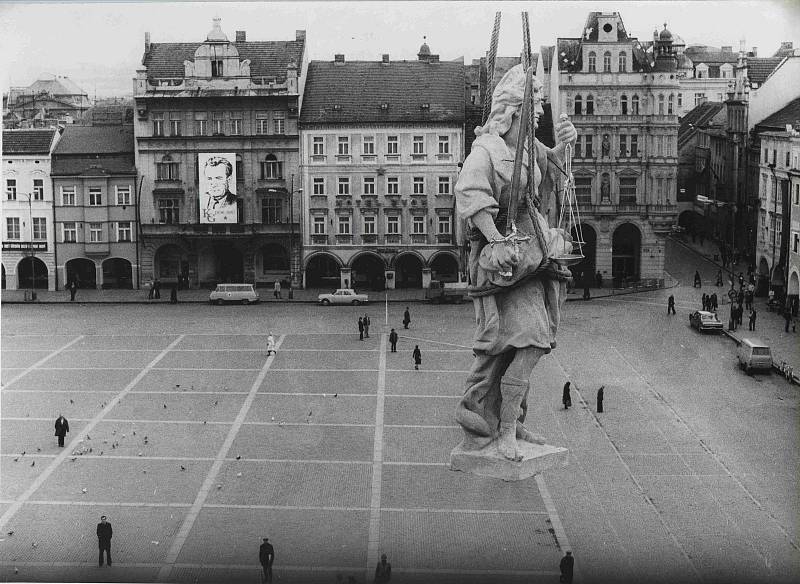 Nově zhotovená kopie sochy Spravedlnost. Foto ze sbírky fotografií a pohlednic Jiřího Dvořáka poskytl Státní okresní archiv České Budějovice.