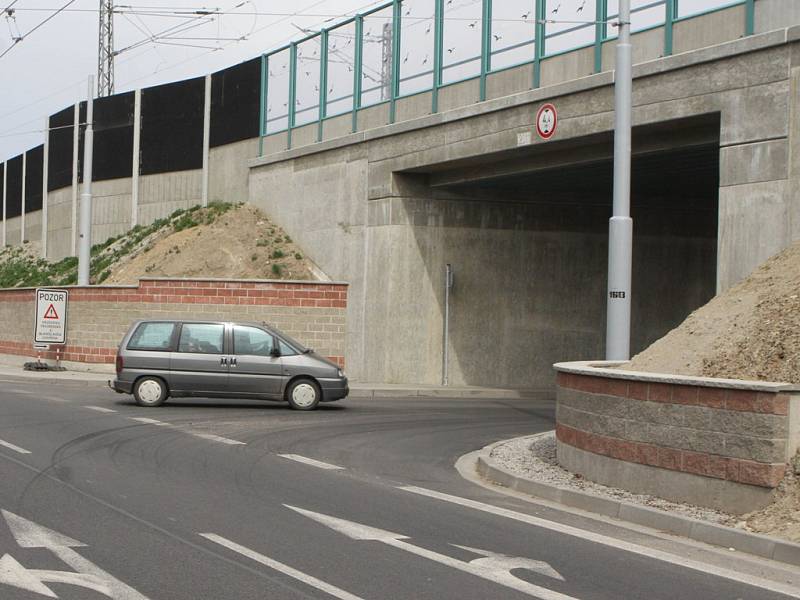 Viadukt u křižovatky s ulicí Skuherského je sice otevřený, ale jako objízdná trasa sloužit nebude.