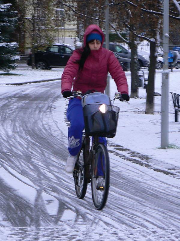 Sněhový poprašek nepřiměl českobudějovické cyklisty sesednout z kola.