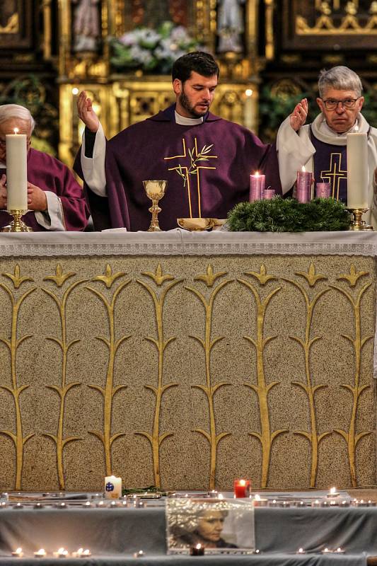 Druhou prosincovou neděli si lidé po celém světě připomínají památku  zemřelých dětí. Za svoje malé, ale i dospělé děti přišli zapálit svíčku jejich rodiče i sourozenci.