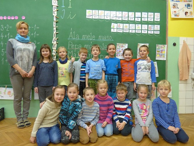 Prvňáčci Základní a Mateřské školy v Chrášťanech.