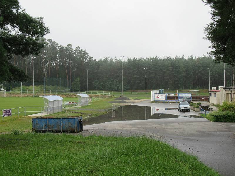 K nejvíce událostem vyjížděli hasiči na Táborsku, ucpávala se kanalizace, padaly stromy a voda se valila ulice i přes silnice. Následky jsou znatelné i v sobotu ráno.