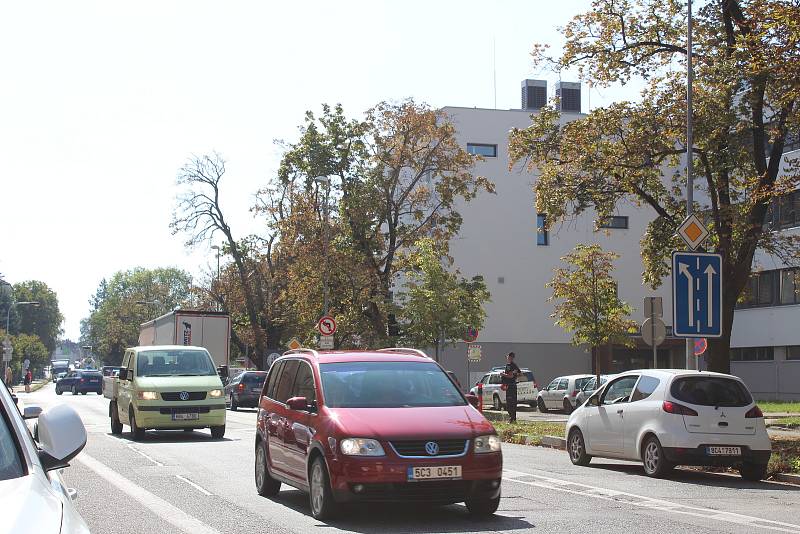 V okolí hlavního parkoviště českobudějovické nemocnice v pondělí kolabovala doprava, neboť zde lidé v kolonách čekali na testování na koronavirus.