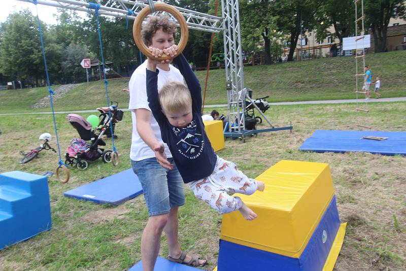 Gymzóna Obce sokolské je také součástí parku. Můžete si přijít vyzkoušet překážkovou dráhu.