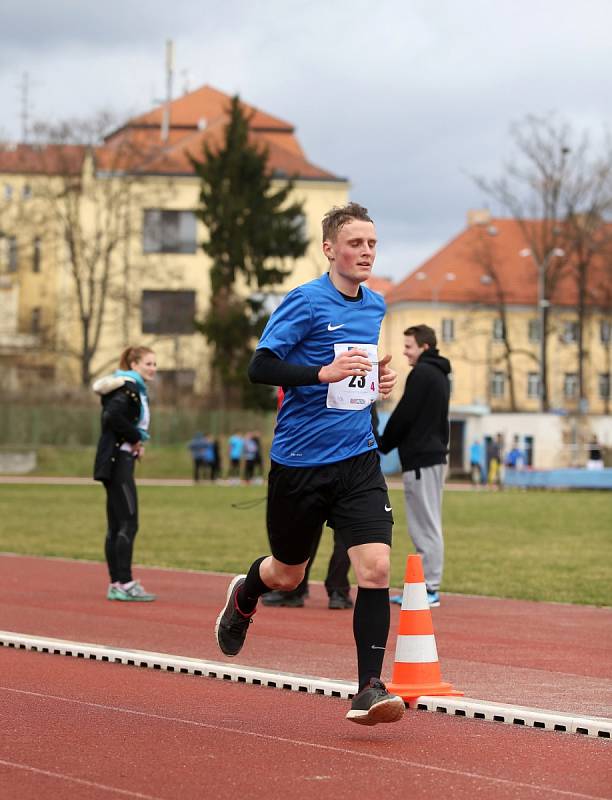 Středoškoláci běželi maraton formou štafety