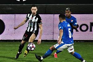 Vítězný gól v zápase Dynama s Baníkem (1:0) dal Matěj Mršič (na snímku ho atakuje Adam Jánoš).