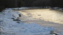 Kry se nahromadily v korytě řeky v Kolodějích nad Lužnicí, ve čtvrtek 18. února už byl průtok volný a pomalu odtávaly.