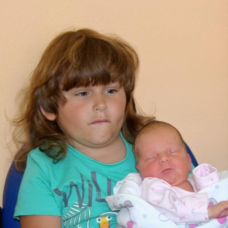 Mia Horňáková z Chotovin. Na svět přišla 22. srpna pět minut po osmnácté hodině. Po narození vážila 2630 gramů, měřila 46 cm a už má sestřičky Kristýnku (na snímku), které je šest let a desetiletou Gabrielu.