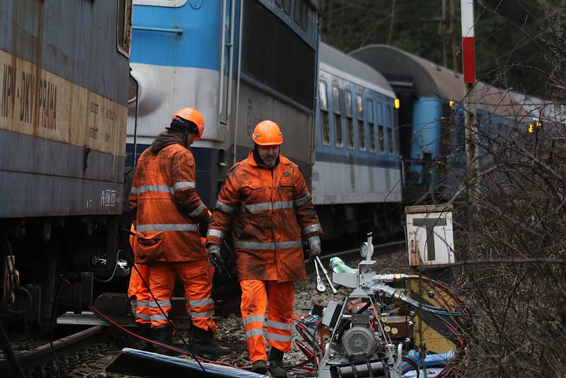 Práce na nakolejení vykolejeného rychlíku Rožmberk u stanice Hluboká nad Vltavou - Zámostí.