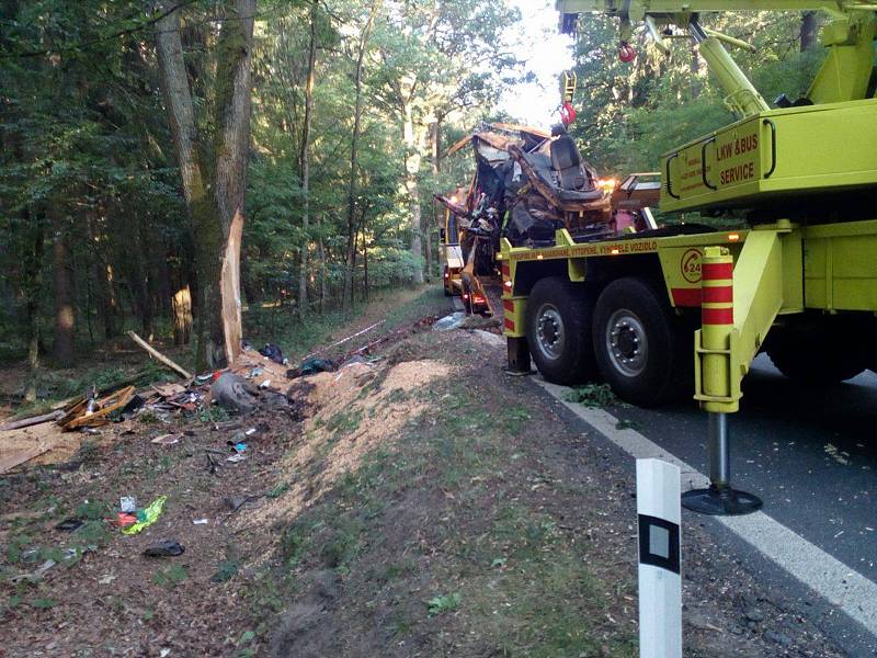 Odstraňování následků nehody uzavřelo silnici mezi Třeboní a Majdalenou na několik hodin.