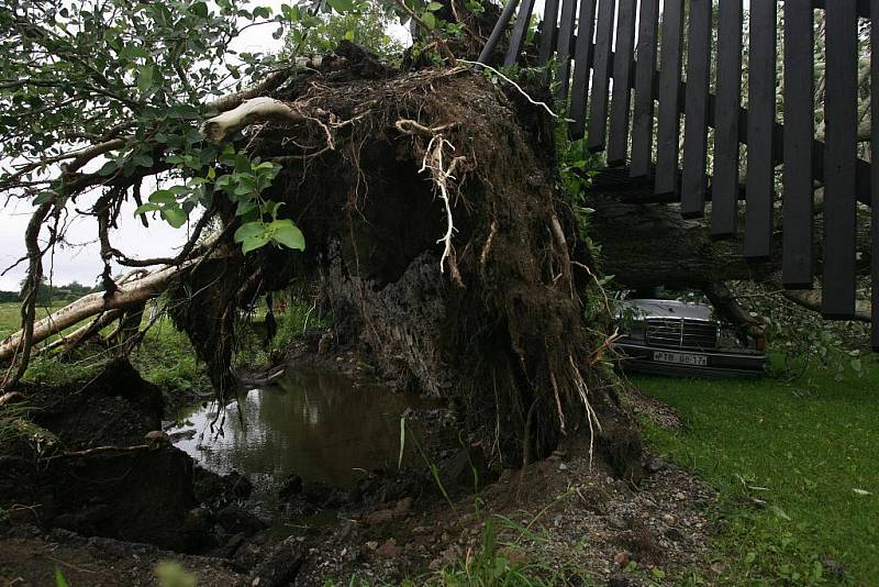 Vítr vyvrátil najednou řadu topolů stojích přímo u hlavní silnice z Volar na Lipno. Stromy spadly na mercedes zaparkovaní v zahradě přilehlého rodinného domu v Záhvozdí.