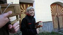 ZA KUROPĚNÍ. Brzy ráno včera vstaly děti z obce Záluží na Soběslavsku, aby vyřehtaly vesnici. Tento lidový obyčej nahrazuje zvony, které od Zeleného čtvrtka do Bílé soboty mlčí