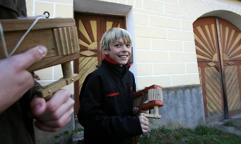 ZA KUROPĚNÍ. Brzy ráno včera vstaly děti z obce Záluží na Soběslavsku, aby vyřehtaly vesnici. Tento lidový obyčej nahrazuje zvony, které od Zeleného čtvrtka do Bílé soboty mlčí