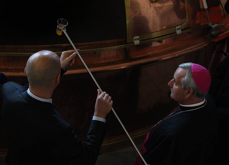 Vrchní sládek Adam Brož podává ochutnávku českobudějovickému biskupovi Mons. Vlastimilu Kročilovi, který ji následovně požehná.