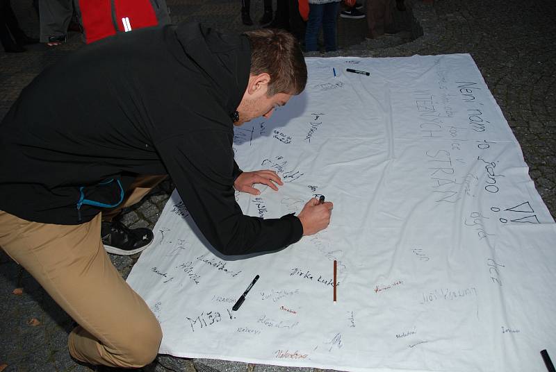 Sobotní protest proti povolebnímu vyjednávání v Týně nad Vltavou.