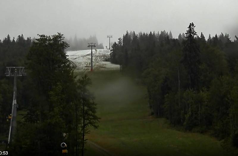 Šumavské vrcholy zbělely prvním sněhem této sezóny. Na snímku lyžařské středisko Hochficht.