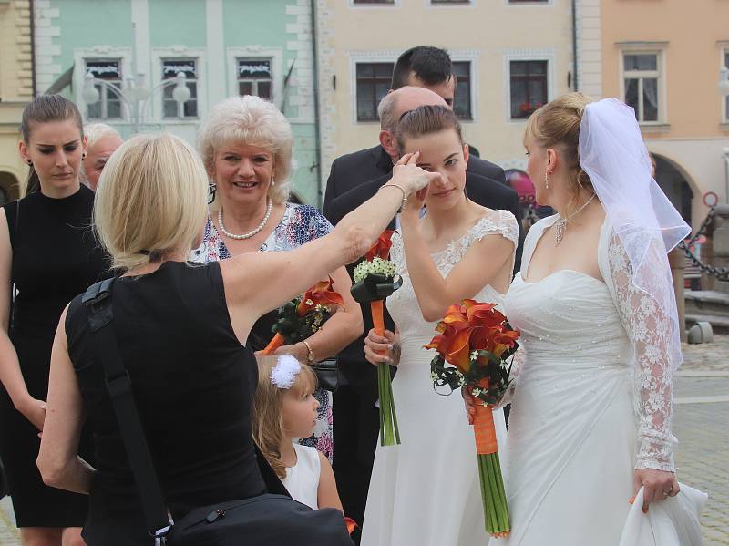Celkem dvakrát 7 svateb se konalo na radnici v Českých Budějovicích v pátek 7. 7. 2017.
