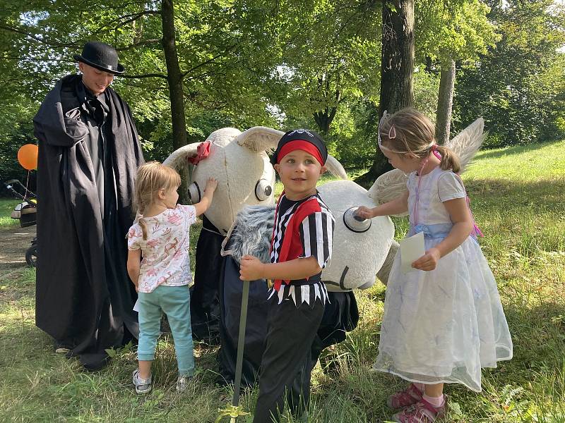 Na Temelínské čarování dorazily děti v různých kostýmech.