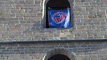 Vlajka Motorfans a znak hokejového klubu dnes ozdobily českobudějovickou Černou věž.