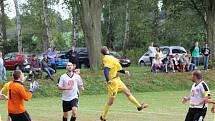 Koloděje (ve žlutém) v derby porazily Chrášťany 3:1 a mají na kontě první vítězství. Jan Kubíček dal hattrick.