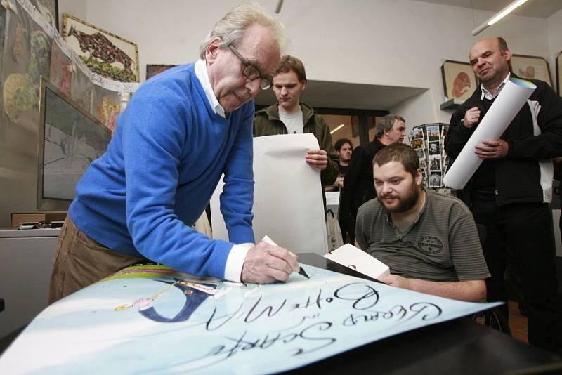 Autor kreseb pro slavné album The Wall od skupiny Pink Floyd, Brit Gerald Scarfe (75), vystavuje do 28. října kolem 120 svých prací v českokrumlovském Egon Schiele Art Centru.