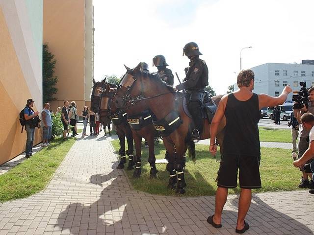 Demonstrace na Máji 13. července.