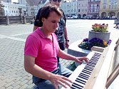Klavír rozeznívá českobudějovickém Náměstí Přemysla Otakara II. od r. 2005. Na snímku Martin Beránek.