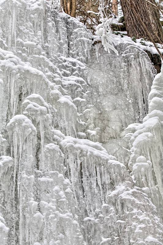 O víkendu proudily do Terčina údolí davy turistů, kteří se chtěli pokochat pohledem na zamrzlý vodopád.