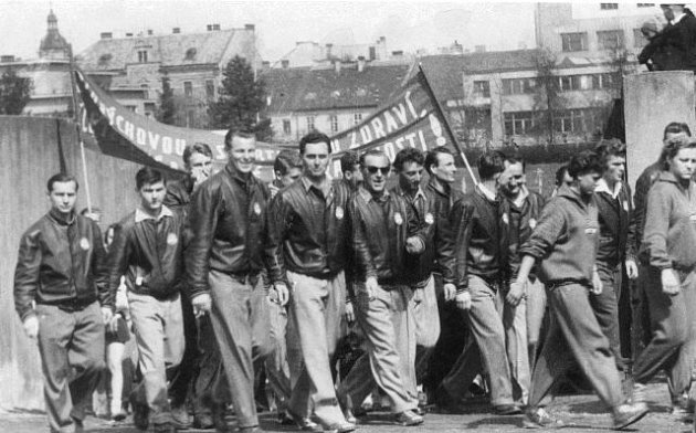 V prvomájovém průvodu 1954 ze Sokolského stadionu (zleva) Lenc, Buřič, Šůna, Španinger, Kroupa, Č. Pícha, Oberleitner, Červený a Mizera.