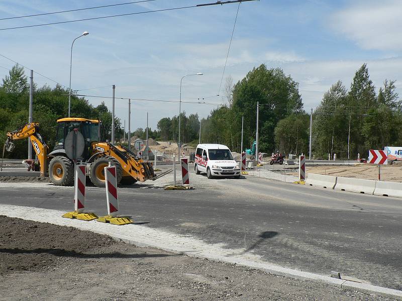 Budějovická sídliště Máj a Vltava má spojit nová komunikace. Začala se stavět v dubnu, hotova má být v červnu 2018.