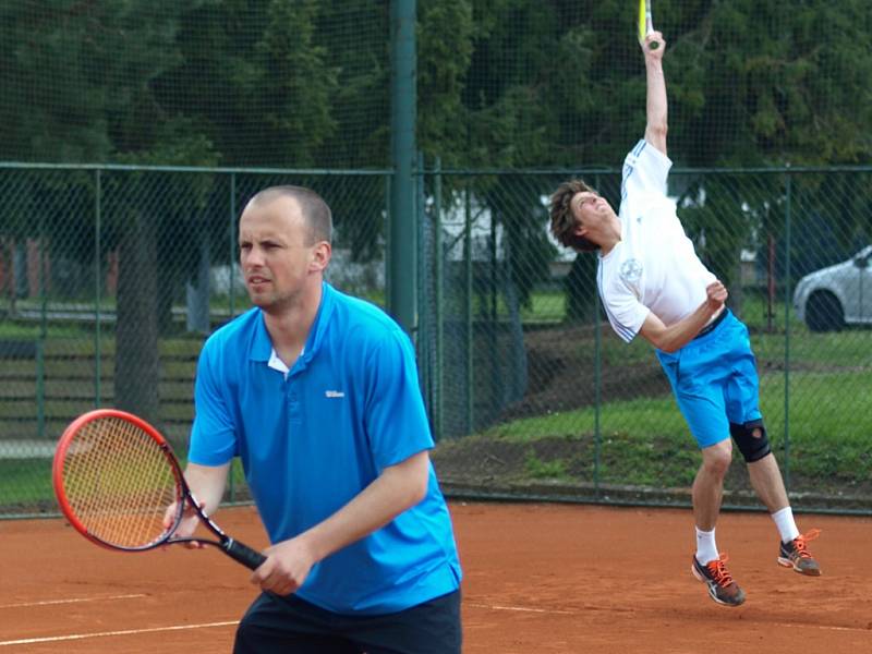 ČTYŘHRA. U sítě je Miroslav Codl, podává Sebastian Christensen.   