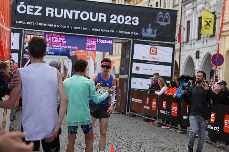 Ulice Českých Budějovic zaplavili účastníci ČEZ Run Tour.