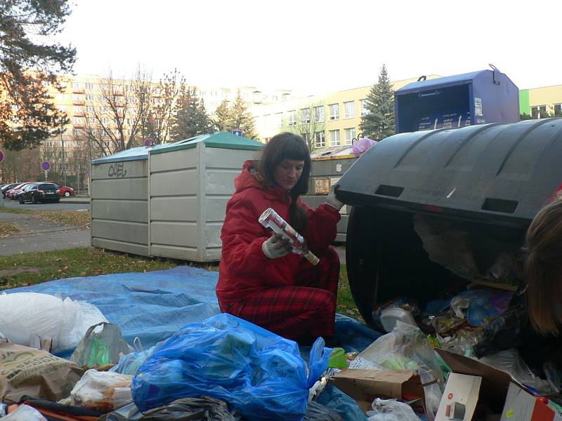 Ekologická organizace Arnika zkoumala směsný odpad v kontejneru na českobudějovickém sídlišti Šumava. Na snímku Jitka Straková.