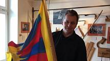 Vlajky pro Tibet zavlály i v jižních Čechách. Kvilda, s vlajkou Tibetu starosta Václav Vostradovský. Foto: OÚ Kvilda