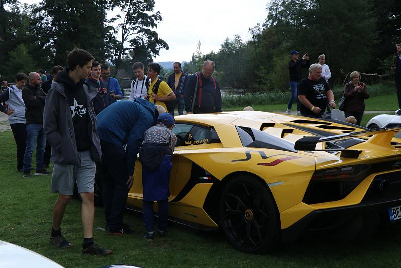 Výstava sportovních automobilů v parku zámku Blatná zaujala stovky návštěvníků.