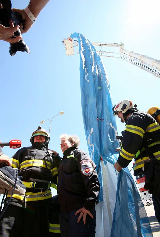 Temelínští hasiči cvičili evakuaci osob z hořící výškové budovy.