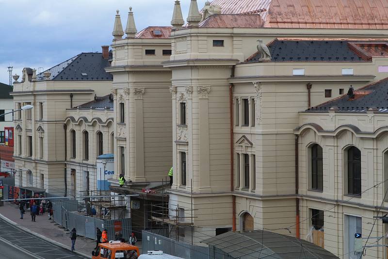Budova budějovického vlakového nádraží, která prochází zásadní rekonstrukcí, je už bez lešení.