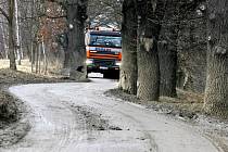 Těžké náklaďáky zničily cyklostezku České Budějovice – Hluboká nad Vltavou natolik, že až do konce dubna se zde bude muset pokládat nový asfaltový povrch.