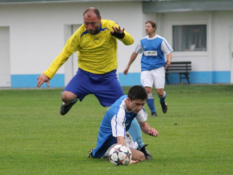 Fotbalisté Dolního Bukovska (v modrém) přehráli v I.B třídě České Velenice 4:1. 