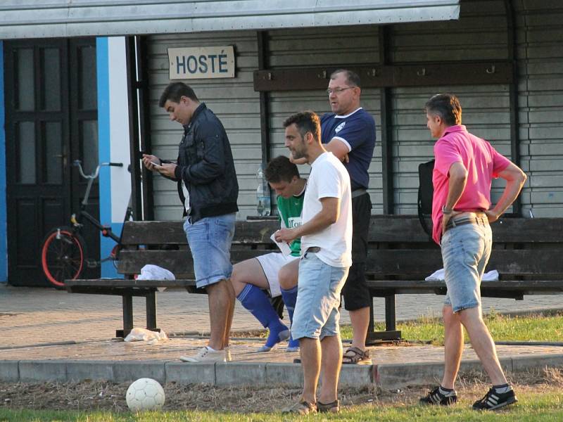 Zklamaná lavička hostů. V bílém hrající Dolní Bukovsko doma se Suchdolem (2:2) zachraňovalo bod gólem Jiřího Kliky v 89. minutě, kdy hrálo bez dvou vyloučených.