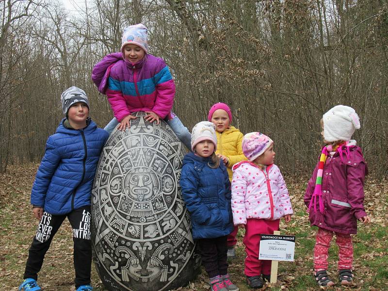 Velikonoce na Hluboké jsou pestrobarevné, malované betonové kraslice zdobí zámecký park i trasy okolo Staré obory či hlubockých rybníků.