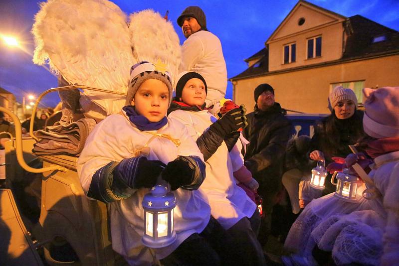 Na Hluboké žijí samí andělé. Alespoň tak to vypadalo v sobotu v podvečer. V průvodu do kostela vyrazily tři stovky andílků s lucerničkami v doprovodu svých rodičů.