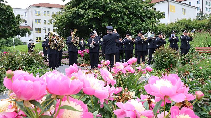 Hudba Hradní stráže a Policie ČR hrála v areálu budějovické nemocnice jako poděkování zdravotníkům za nasazení v době pandemie.